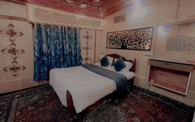 Houseboat Shamus Maqbool