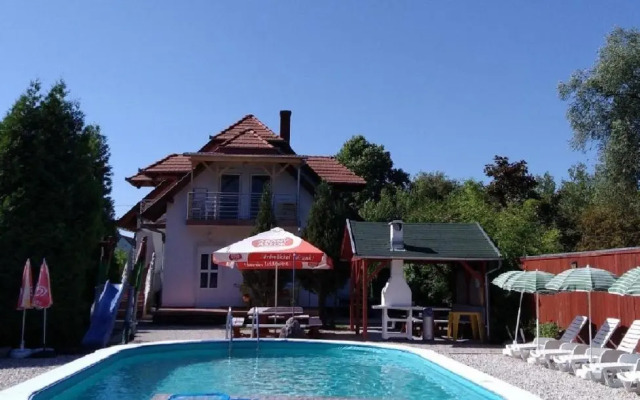 Ferienwohnung mit Pool direkt am See 1