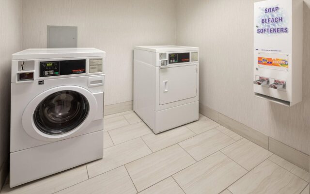 Holiday Inn Express & Suites Bradley Airport by IHG