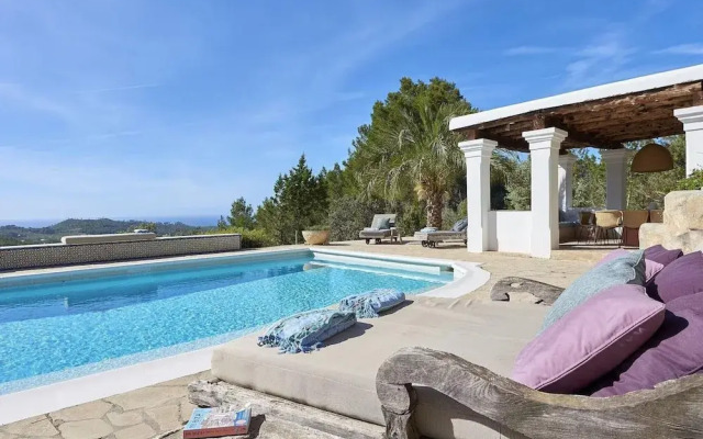 Hillside Villa With Sea-views