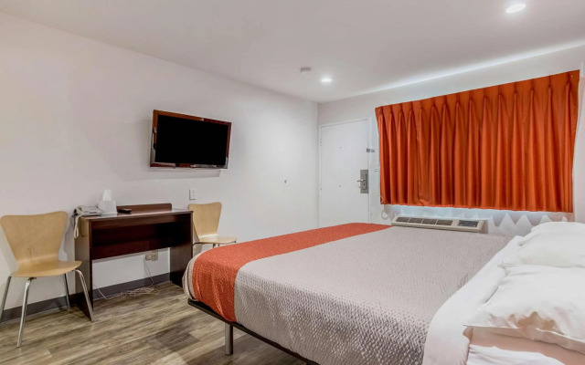 Motel 6 Barstow, CA - Route 66