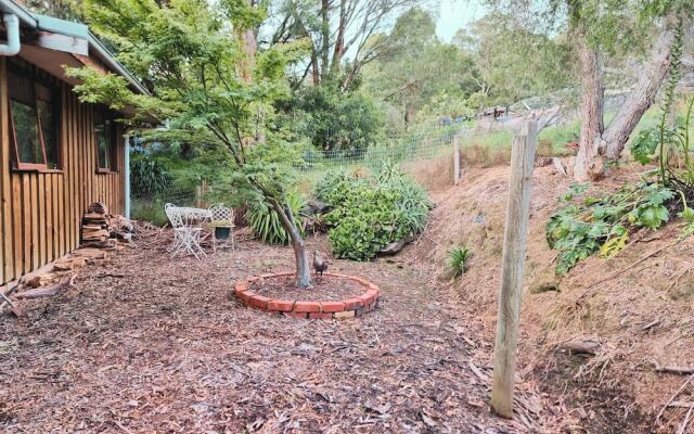 Rustic Country Lane Farmhouse in Lysterfield