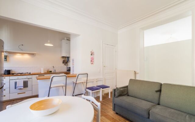 Centrally Located Bright 2 Room Apartment in Trendy st Gilles Self Check in