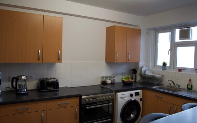 Modern 1 Bedroom in Shadwell With Balcony