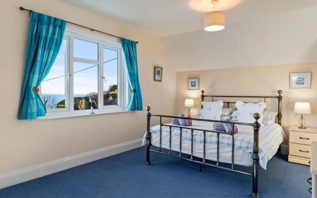 Four Oaks - Sea Views, Parking, Enclosed Garden, Dog Friendly