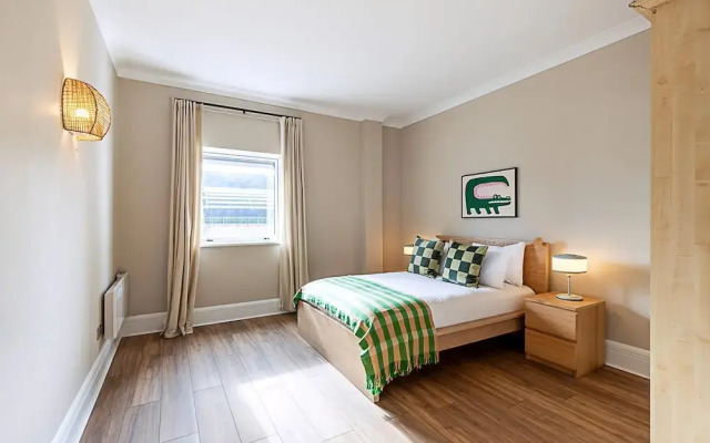 Bright and Stylish Riverside Haven in Canary Wharf