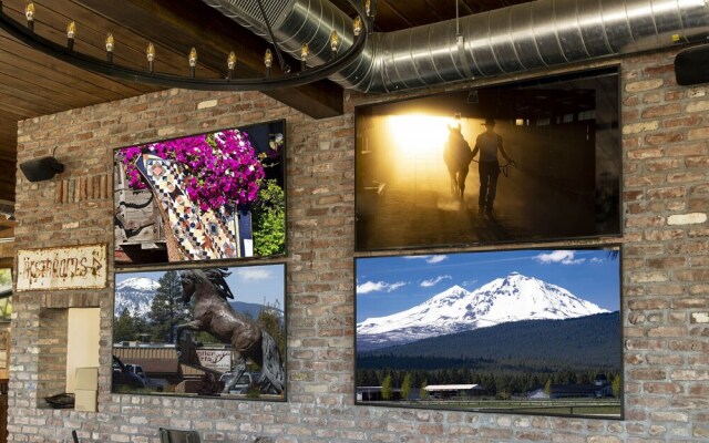 Ski Inn Taphouse Hotel