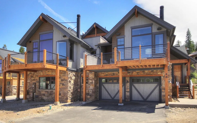 Slope View  3 Bedroom Townhouse by RedAwning