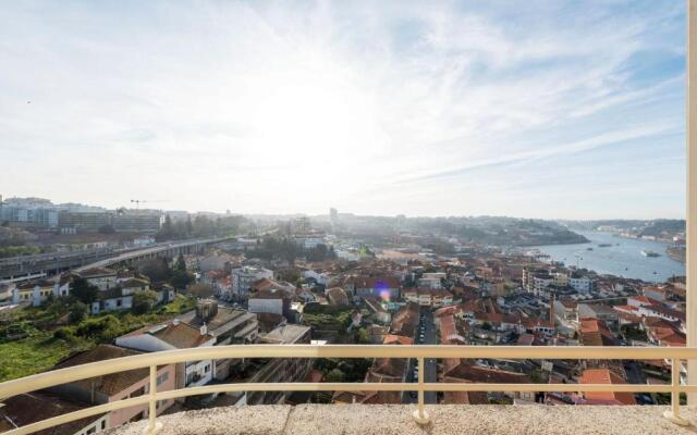 LovelyStay - 1BR Flat with Stunning Views over Porto