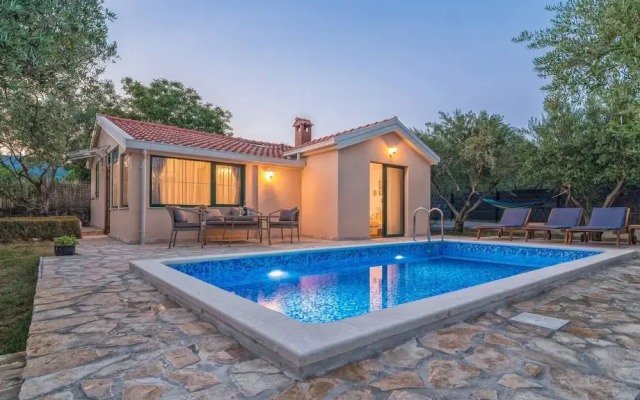 Hidden Gem Holiday Home With Pool in Kastel Stafilic
