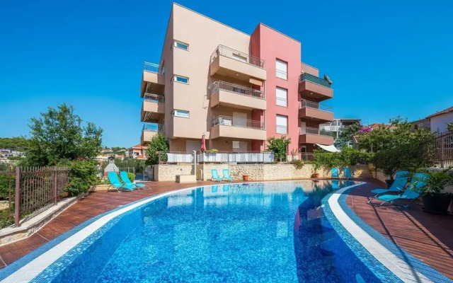 Luxury Apartment Okrug Gornji With Sea View and Pool
