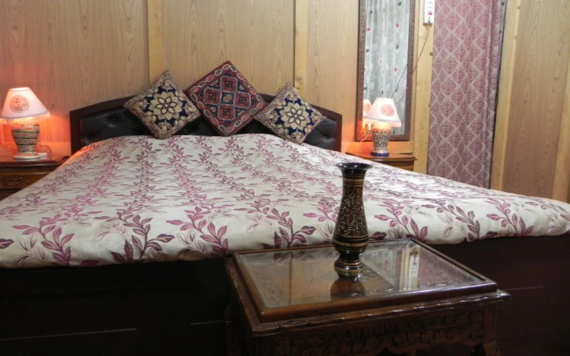 Shabrose Heritage Houseboats