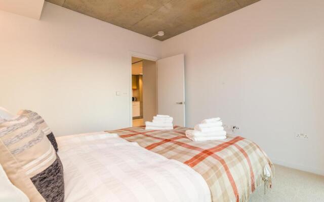 Royal Style Apartment - 5 Mins Walk to Excel London