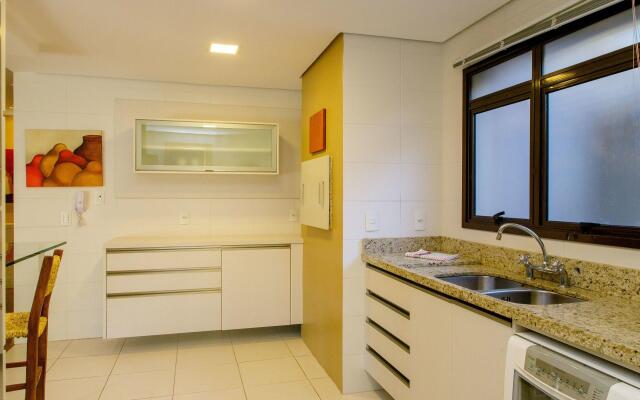 Apto Espaçoso no Centro a 200m da Rua Torta!!