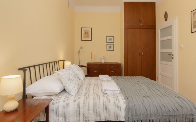 Apartment Rynek Nowego Miasta by Renters