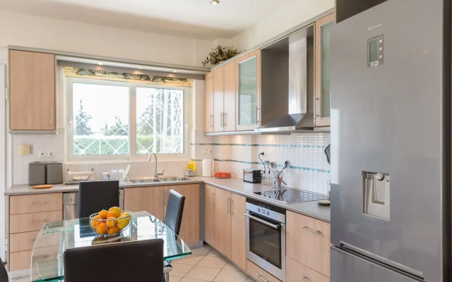 Bright & Spacious two-floor Family Garden Home