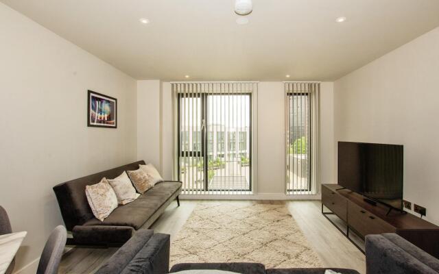 Sleek 6-Guest Apt at St  Martin s  Bham