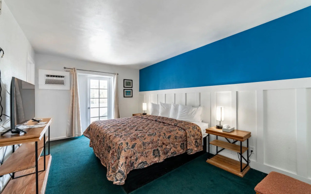 Captain's Table Hotel