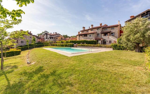 Bright Apt With Terrace and Shared Pool