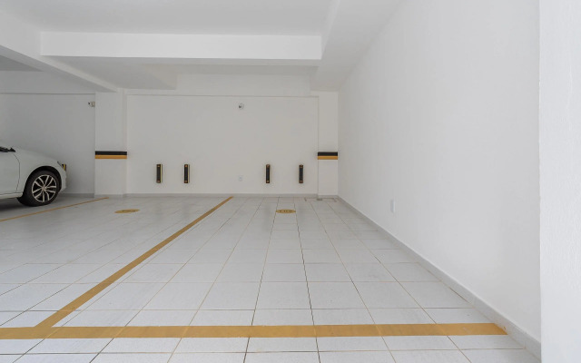 Apto c/ varanda a 160m da praia de Bombas COL102