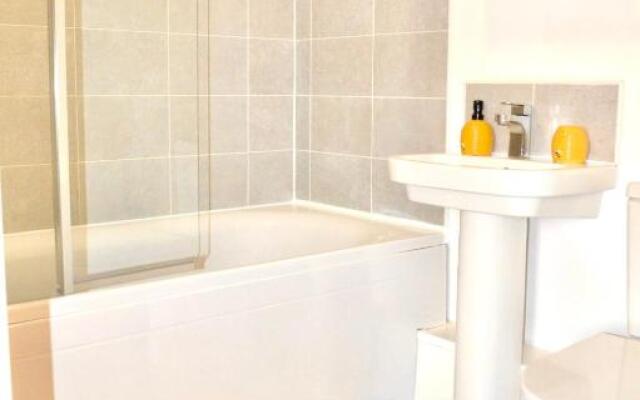 Modern townhouse, Sleeps 4 with parking