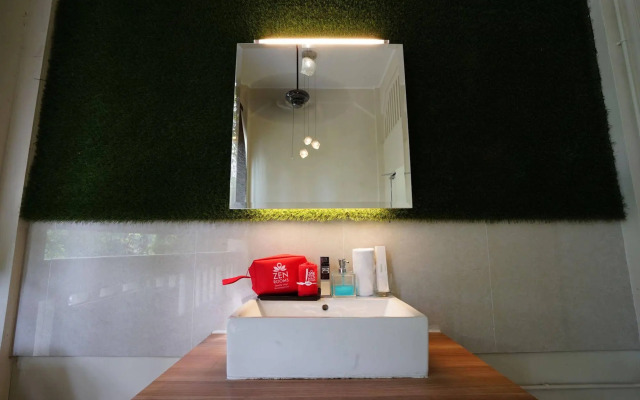 ZEN Rooms Changi Village