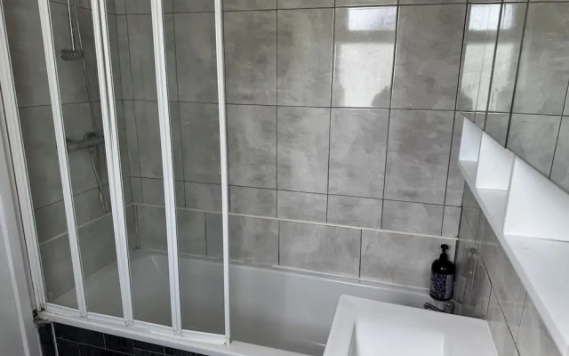 Knotty Ash - 3 Beds - Sleeps 6 - On-site Parking