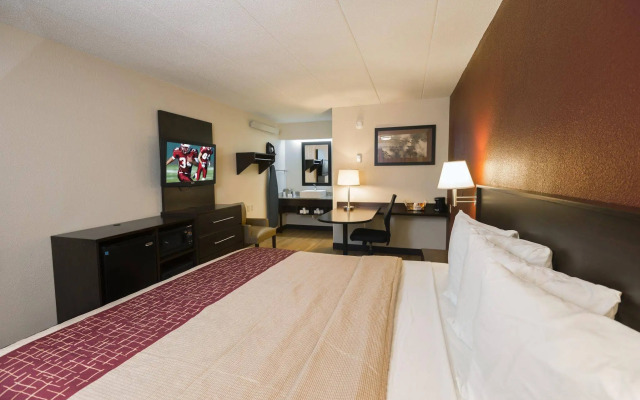 Red Roof Inn PLUS+ St Louis - Forest Park/ Hampton Ave