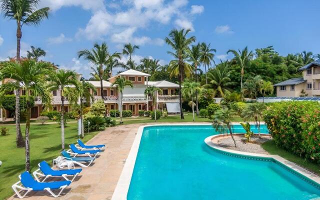 Apartment with pool & garden in beach area