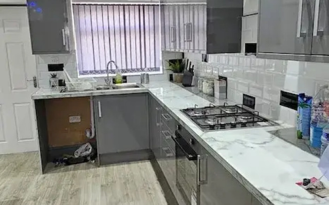 Remarkable 4-bed House in Bradford