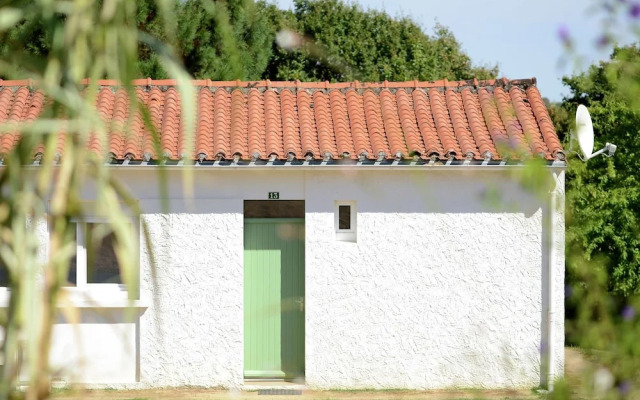 Semi-detached Bungalow With Microwave, in the Great Vendée
