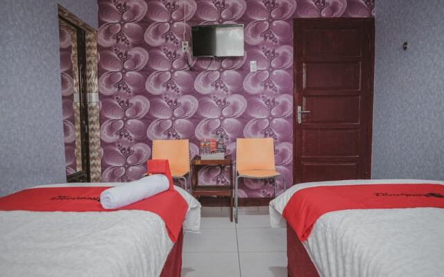 RedDoorz Plus near Maimun Palace 2 Medan