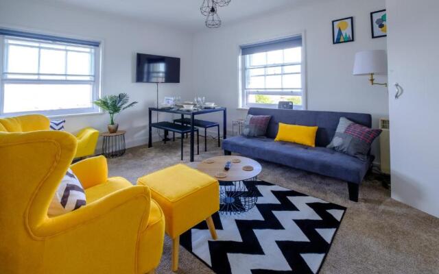 Bright Executive Apartment with Views of Solent