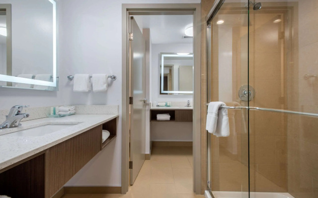 Clarion Hotel & Suites