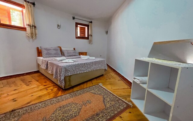 Dort Mevsim Evi
