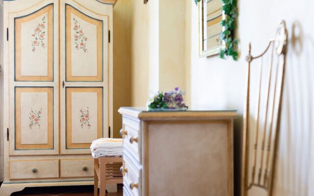 Majestic Farmhouse in San Vivaldo with Swimming Pool