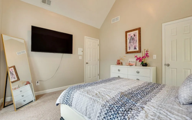 Pet-friendly Atlanta Home: 9 Mi to Downtown!