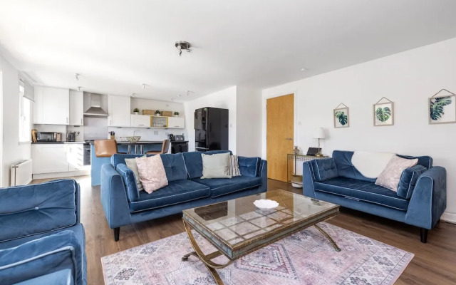 JOIVY Stunning 2-Bed Flat W/ Free Parking