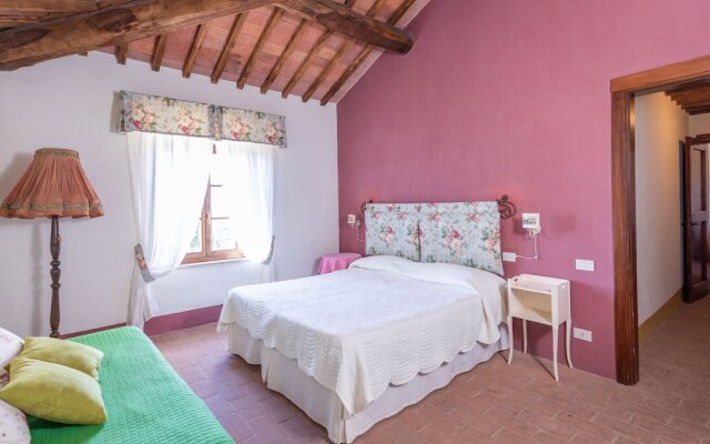 Secluded Apartment in Rapolano Terme with Garden