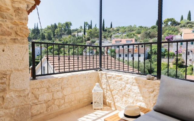 Traditional stone house Tonca