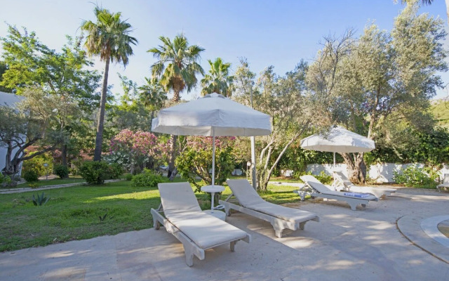 Chillos Beach Hotel & Lounge