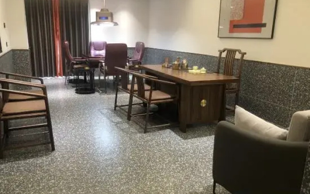 Qionghai Changlong Hotel (Yinhai Zaliang Street)