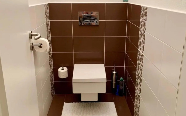 Modern apt, nice view and a walk to city centre