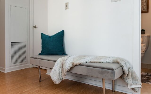 QuickStay - Elegant & Modern Condo, CN Tower Views