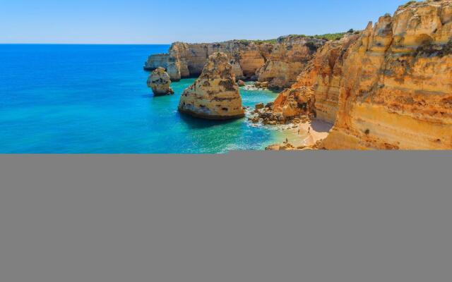 B06 - Top-Floor Marina Club 2 Bed Apartment