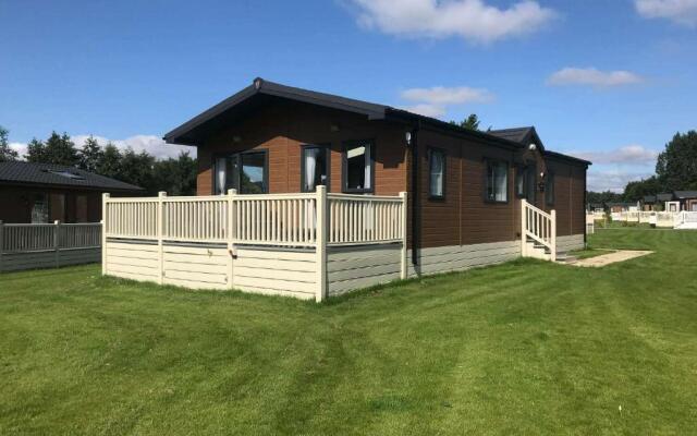 Moore Lodge with Hot Tub