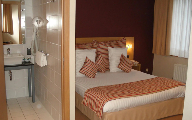 Axis Hotel