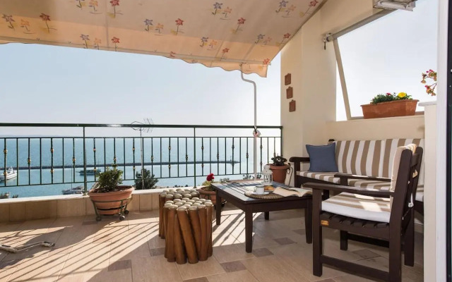 Apartment with marina view