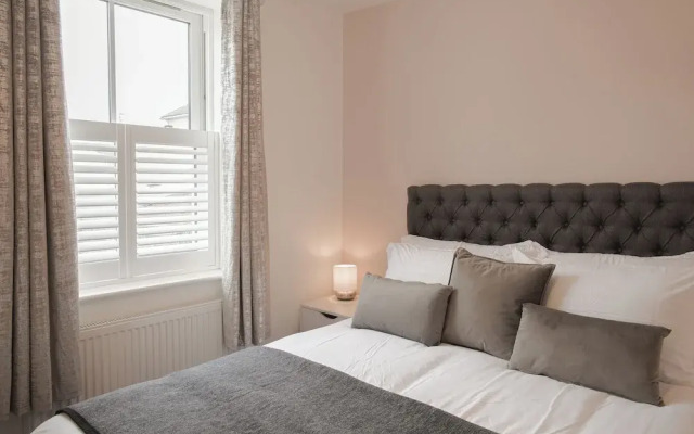 Stunning 2 BD with Patio & Free Parking