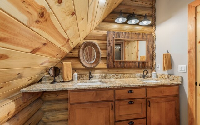 Bearfoot Chalet 3 Bedroom Home by NW Comfy Cabins